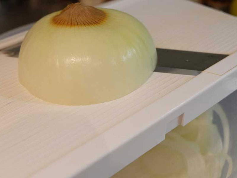 如果你家用這種蔬菜切片器做起來會快很多，沒有也沒關係就用手慢慢切就好