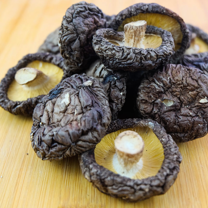 台灣乾香菇 的菇柄是凸出來的，傘褶有淡淡的黃色