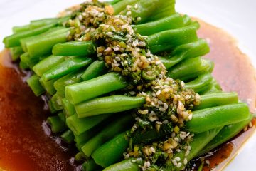 涼拌四季豆 先汆燙四季豆，然後冰鎮四季豆保持脆度，擠乾水份，再淋上以醋、糖、醬油香油等調合成的酸甜蒜末醬汁。清爽開胃，適合炎熱的夏天。